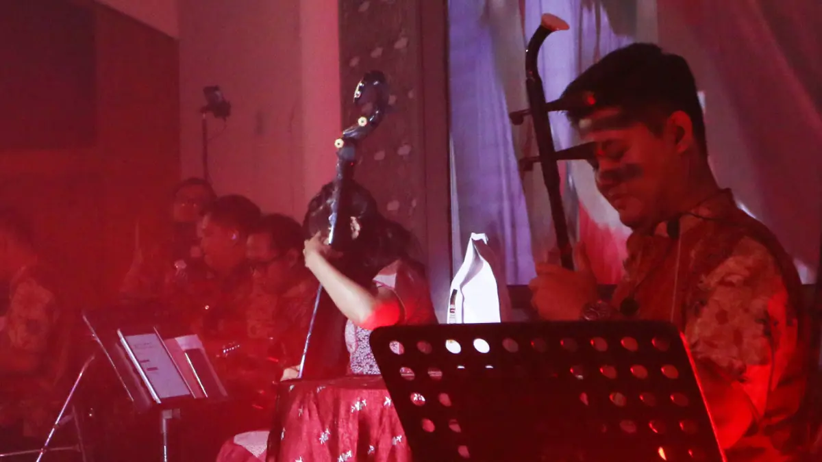 Ming Ming Taufan memainkan erhu, alat musik tradisional Tiongkok berdawai dua, sementara Tania Mahani memetik pipa yang menjadi pelengkap nuansa oriental dalam peluncuran mini album WIC: Waktu Indonesia Cin(t)a yang resmi diluncurkan di Gedung Thomas Aqui