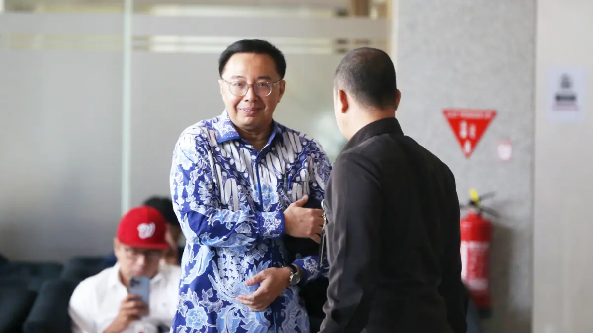 Anggota V Badan Pemeriksa Keuangan (BPK) RI Bobby Adhityo Rizaldi berjalan menuju ruang pemeriksaan di Gedung Merah Putih KPK, Jakarta, Kamis (16/7/2026). (Dery Ridwansah/ JawaPos.com)