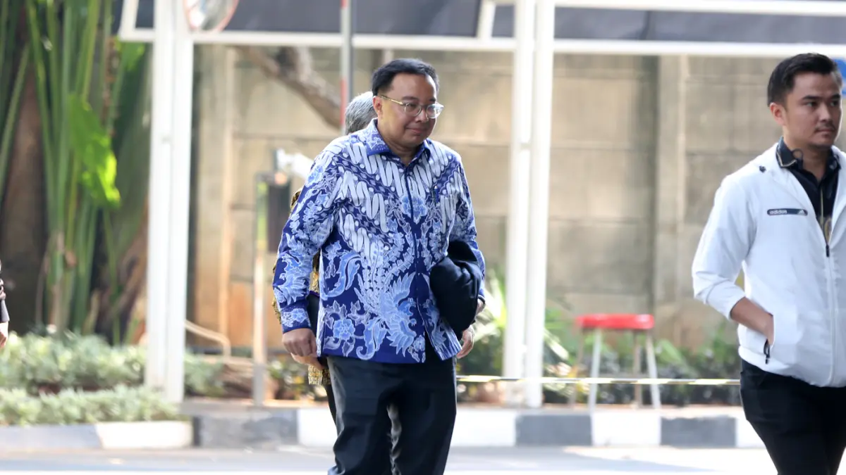 Anggota V Badan Pemeriksa Keuangan (BPK) RI Bobby Adhityo Rizaldi berjalan menuju ruang pemeriksaan di Gedung Merah Putih KPK, Jakarta, Kamis (16/7/2026). (Dery Ridwansah/ JawaPos.com)