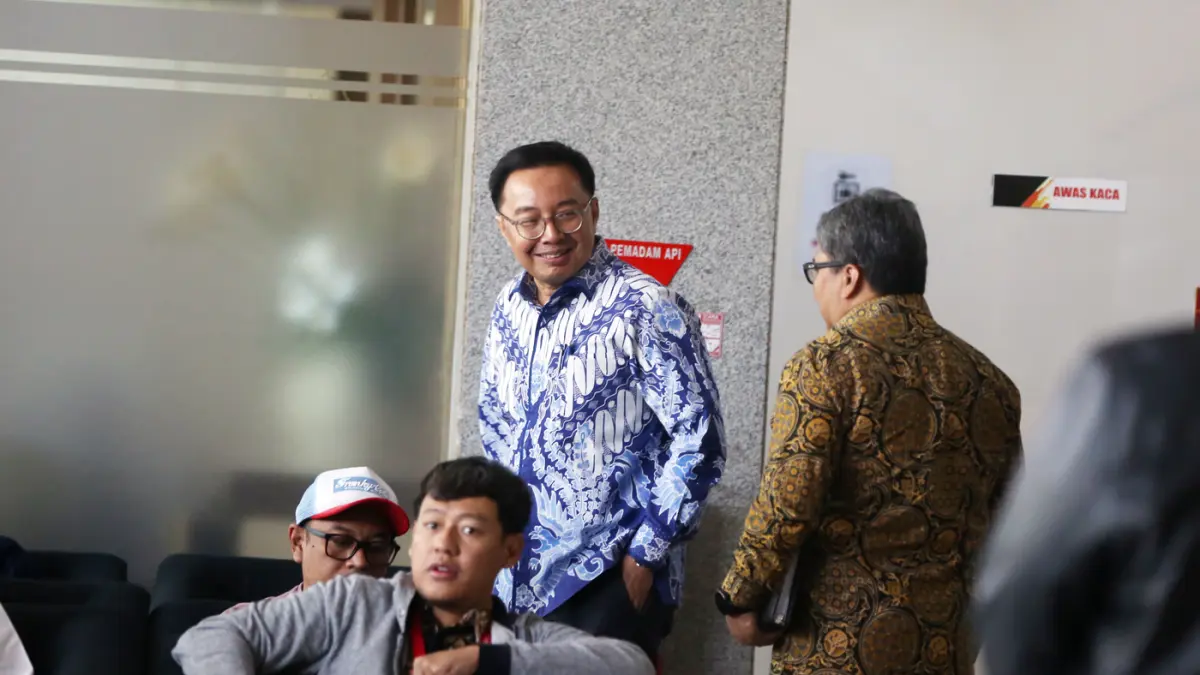 Anggota V Badan Pemeriksa Keuangan (BPK) RI Bobby Adhityo Rizaldi berjalan menuju ruang pemeriksaan di Gedung Merah Putih KPK, Jakarta, Kamis (16/7/2026). (Dery Ridwansah/ JawaPos.com)