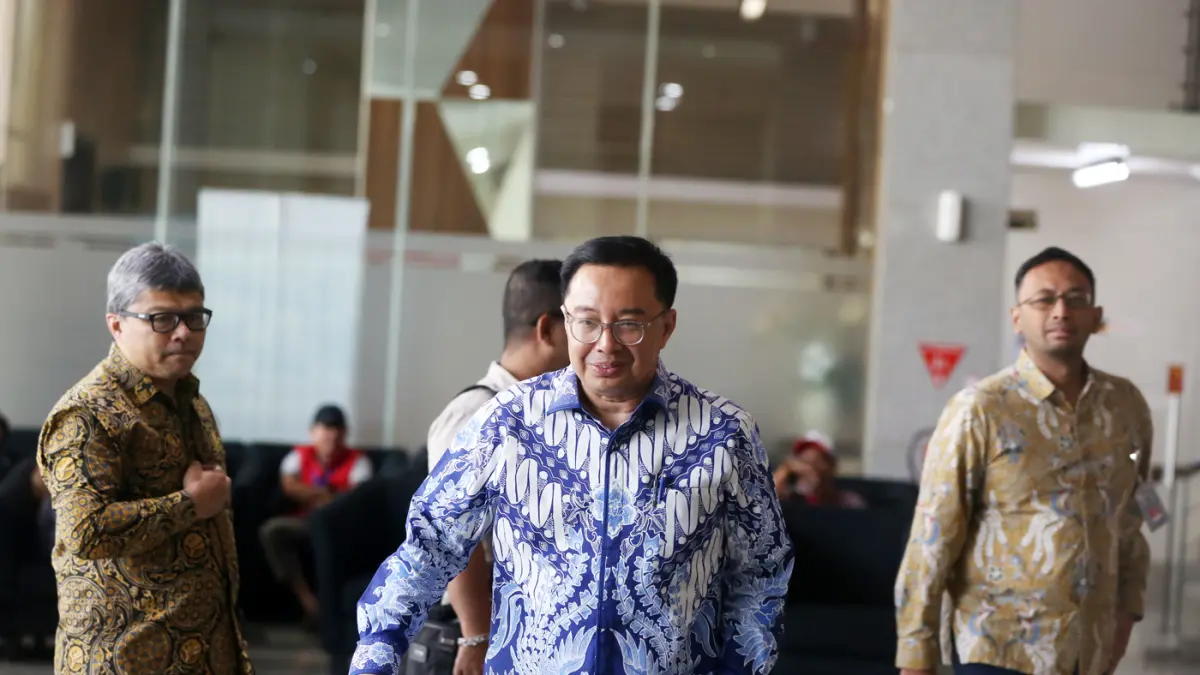 Anggota V Badan Pemeriksa Keuangan (BPK) RI Bobby Adhityo Rizaldi berjalan menuju ruang pemeriksaan di Gedung Merah Putih KPK, Jakarta, Kamis (16/7/2026). (Dery Ridwansah/ JawaPos.com)