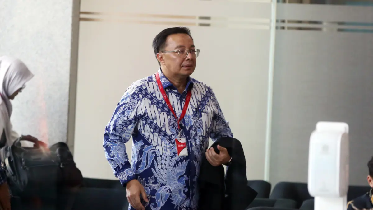 Anggota V Badan Pemeriksa Keuangan (BPK) RI Bobby Adhityo Rizaldi berjalan menuju ruang pemeriksaan di Gedung Merah Putih KPK, Jakarta, Kamis (16/7/2026). (Dery Ridwansah/ JawaPos.com)