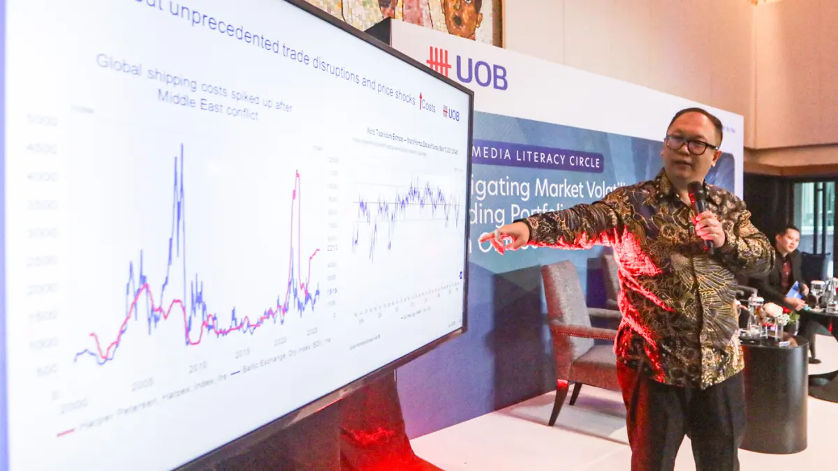 ASEAN Economist UOB Enrico Tanuwidjaja memberikan paparan pada acara UOB Media Literacy Circle 2026 di Jakarta, Kamis (16/07/2026). (Salman Toyibi/Jawa Pos)