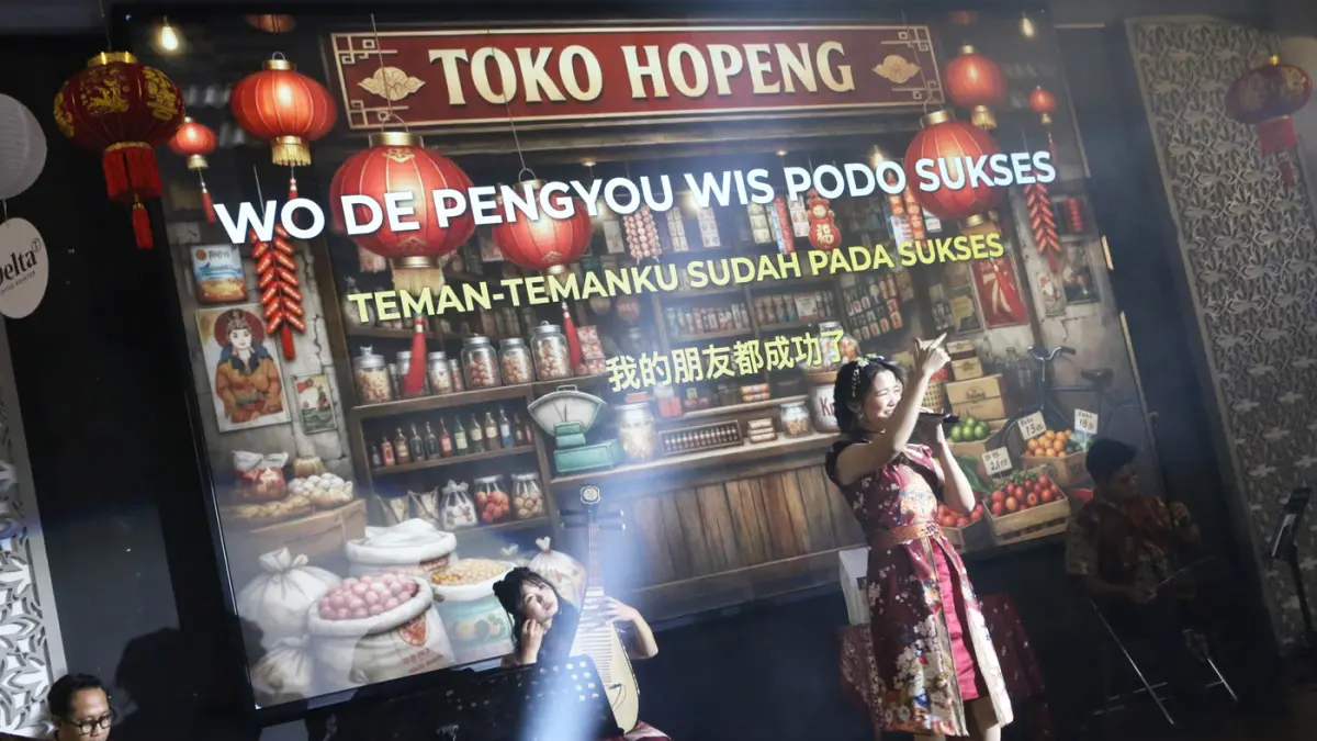 Perpaduan budaya Indonesia, Jawa, dan Tionghoa diwujudkan lagu"Semangat" Toko Hopeng melalui mini album perdana WIC: Waktu Indonesia Cin(t)a yang resmi diluncurkan di Gedung Thomas Aquinas,Universitas Katolik Soegijapranata,Kota Semarang,Jawa Tengah Rabu