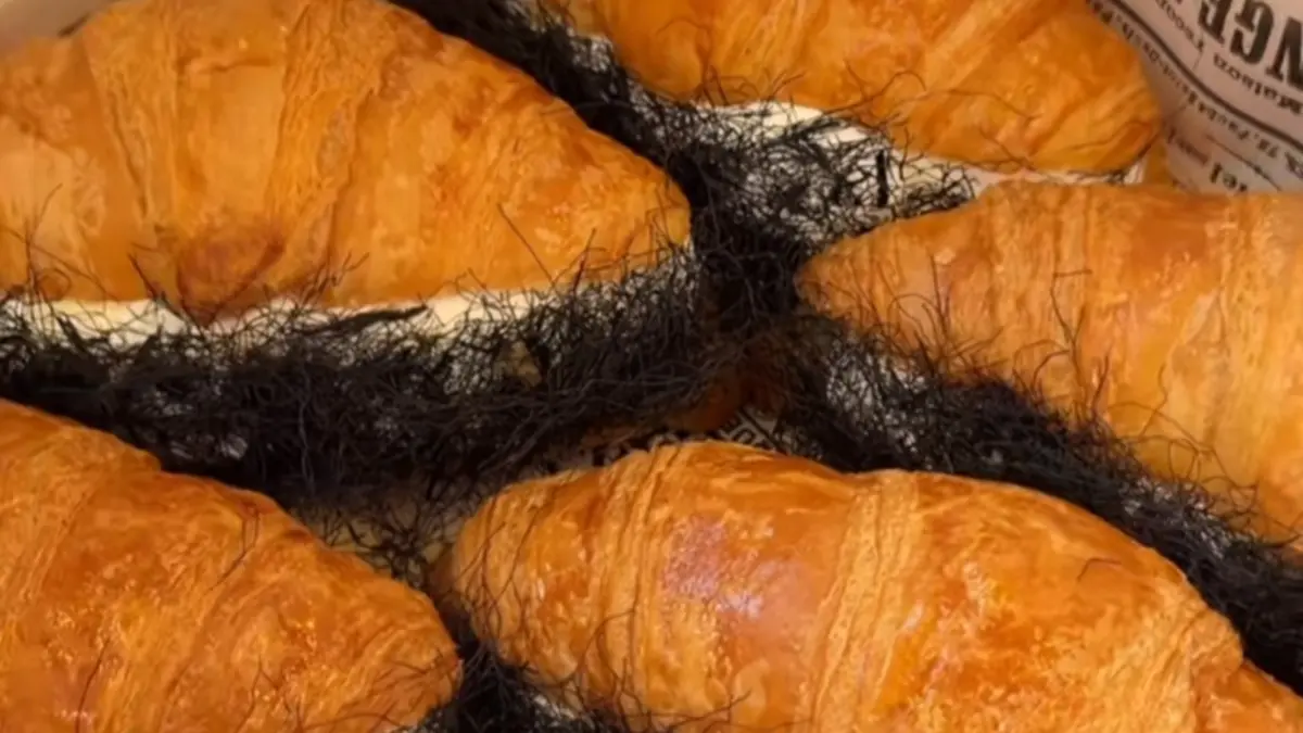 Croissant Thailand yang viral karena taburan bahan makanan yang terlihat seperti bulu kemaluan. (TikTok Foodie Empire) - Image