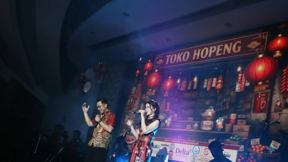 Duet Azmi Pandemi dan Vokalis Sianne Aw saat Toko Hopeng memperkenalkan mini album WIC: Waktu Indonesia Cin(t)a,di Kota Semarang,(15/7/2026)