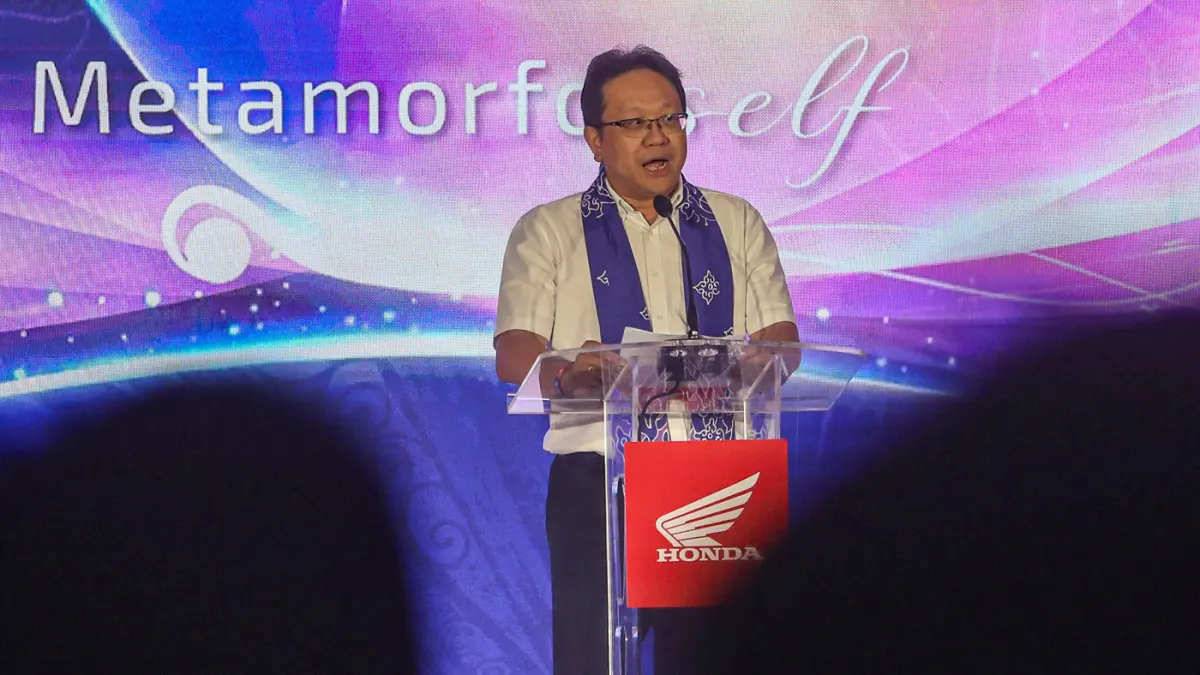 Executive Vice President Director PT Astra Honda Motor Thomas Wijaya memberikan paparan pada acara pemberian penghargaan Pemenang Kontes Layanan Honda Nasional 2026 di Jakarta, Kamis (16/7/2026). (Salman Toyibi/Jawa Pos)