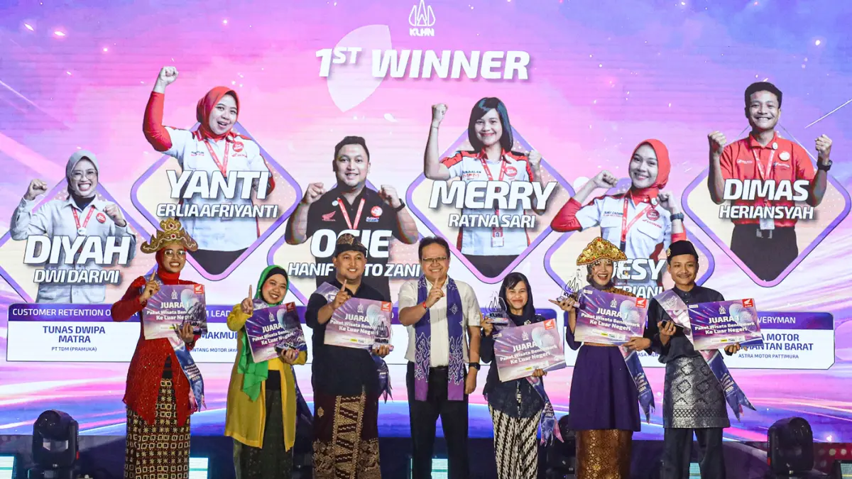 Executive Vice President Director PT Astra Honda Motor Thomas Wijaya (tengah) berfoto bersama pemenang Kontes Layanan Honda Nasional 2026 di Jakarta, Kamis (16/7/2026). (Salman Toyibi/Jawa Pos)