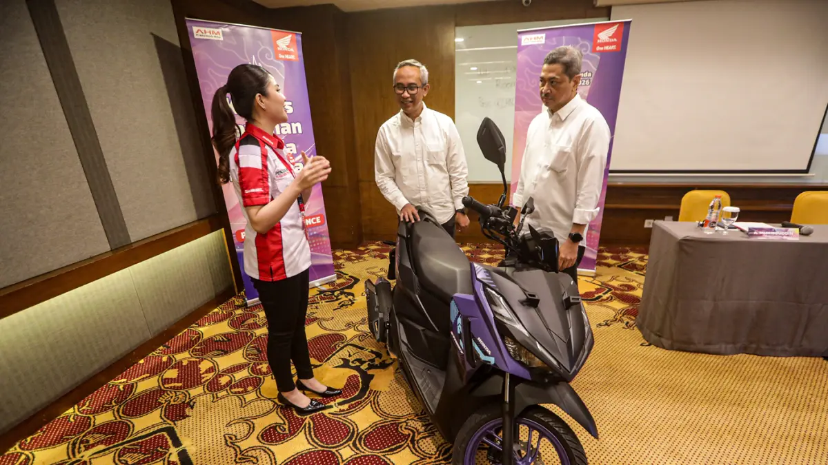 General Manager Honda Customer Care Center Astra Honda Motor (AHM) Antok Yuniarso (kanan) bersama General Manager Corporate Communication AHM Ahmad Muhibbuddin (tengah) dan salah satu pemenang berbincang disela konfrensi pers Kontes Layanan Honda Nasional