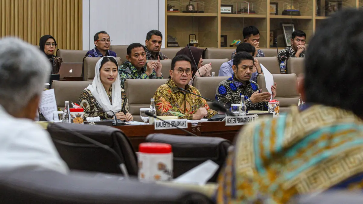 Menteri Perdagangan Budi Santoso didampingi Wakil Menteri Perdagangan Dyah Roro Esti mengikuti rapat kerja bersama Komisi VI DPR di Kompleks Parlemen, Senayan, Jakarta, Kamis (16/7/2026). (Salman Toyibi/Jawa Pos)