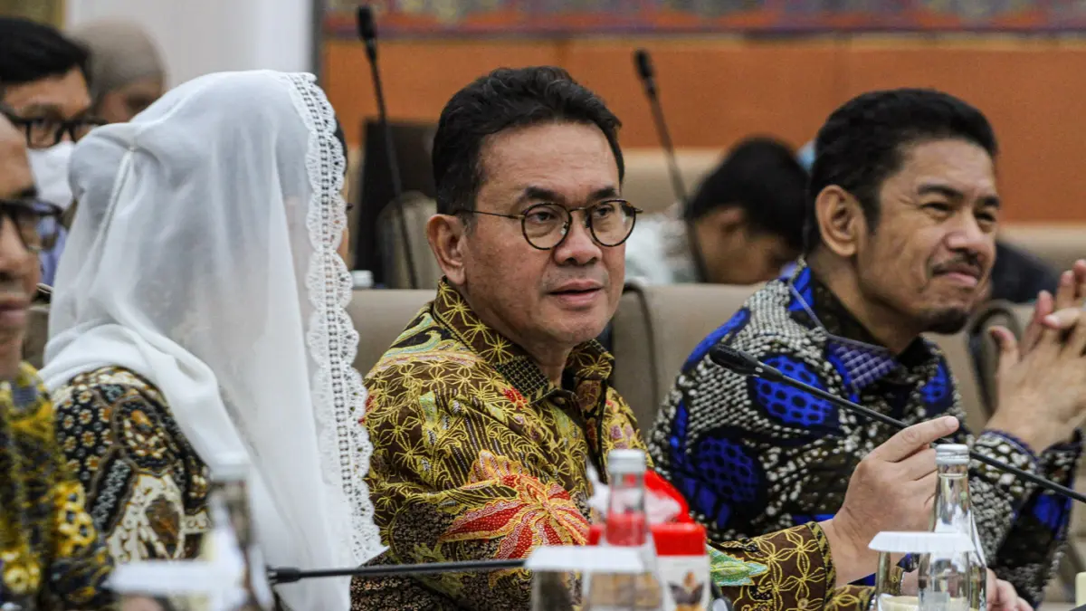 Menteri Perdagangan Budi Santoso didampingi Wakil Menteri Perdagangan Dyah Roro Esti mengikuti rapat kerja bersama Komisi VI DPR di Kompleks Parlemen, Senayan, Jakarta, Kamis (16/7/2026). (Salman Toyibi/Jawa Pos)