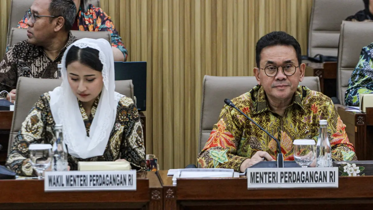 Menteri Perdagangan Budi Santoso (kanan) didampingi Wakil Menteri Perdagangan Dyah Roro Esti (kiri) mengikuti rapat kerja bersama Komisi VI DPR di Kompleks Parlemen, Senayan, Jakarta, Kamis (16/7/2026). (Salman Toyibi/Jawa Pos)