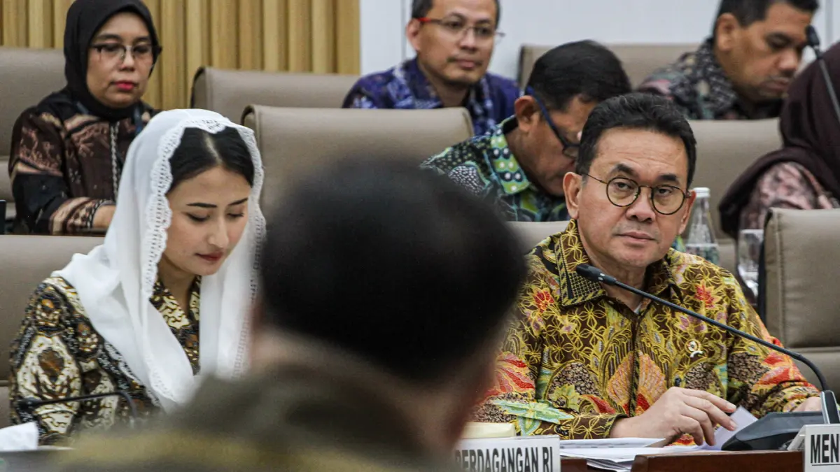 Menteri Perdagangan Budi Santoso (kanan) didampingi Wakil Menteri Perdagangan Dyah Roro Esti (kiri) mengikuti rapat kerja bersama Komisi VI DPR di Kompleks Parlemen, Senayan, Jakarta, Kamis (16/7/2026). (Salman Toyibi/Jawa Pos)