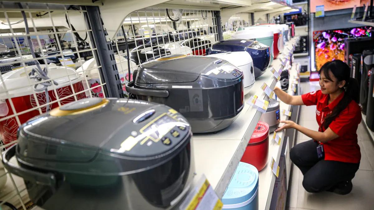 Pekerja menata produk elektronik di salah satu gerai elektronik di Jakarta, Kamis (16/7/2026). (Salman Toyibi/Jawa Pos)