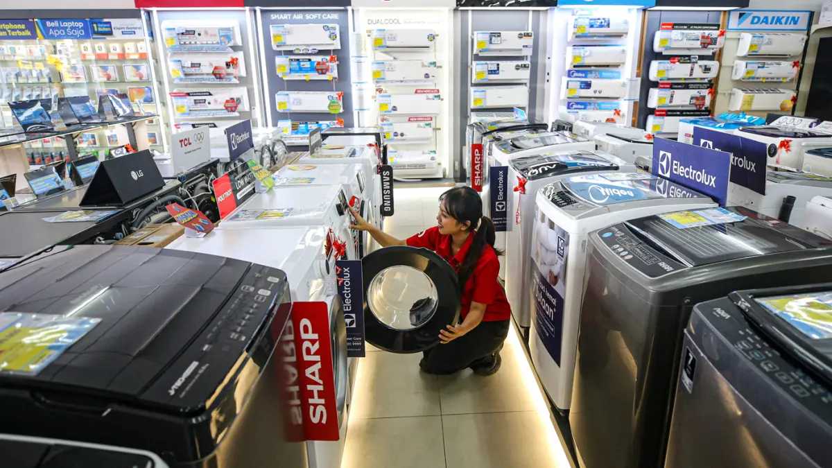 Pekerja menata produk elektronik di salah satu gerai elektronik di Jakarta, Kamis (16/7/2026). (Salman Toyibi/Jawa Pos)
