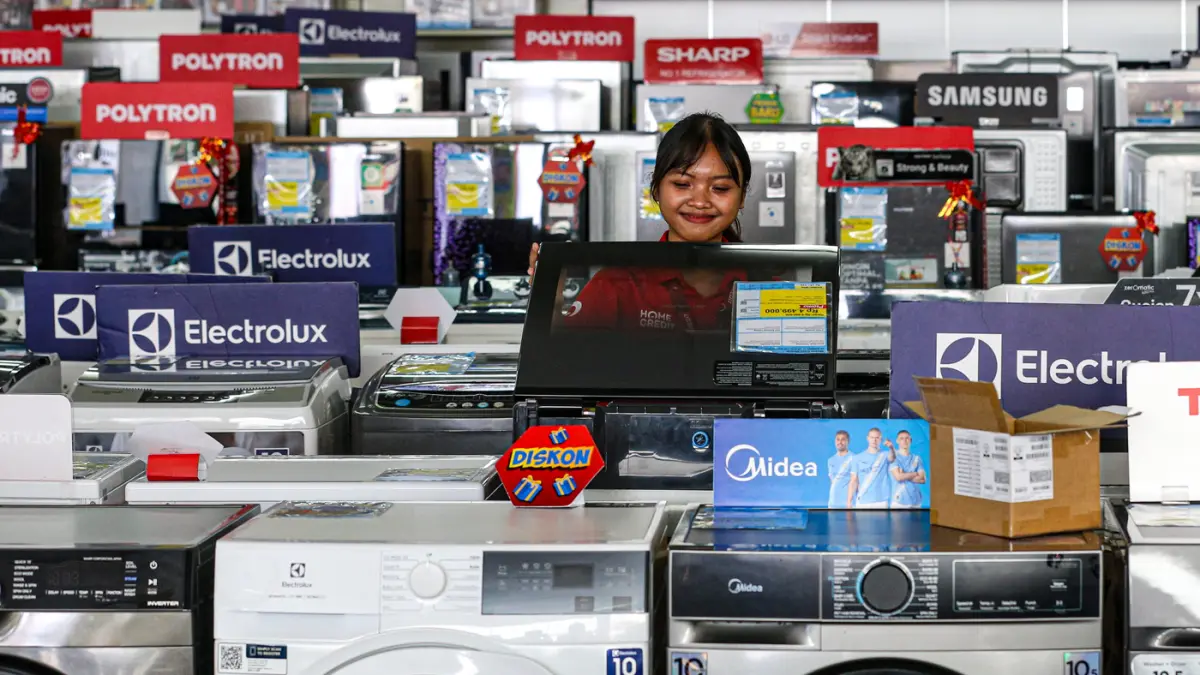 Pekerja menata produk elektronik di salah satu gerai elektronik di Jakarta, Kamis (16/7/2026). (Salman Toyibi/Jawa Pos)