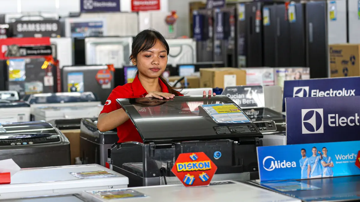 Pekerja menata produk elektronik di salah satu gerai elektronik di Jakarta, Kamis (16/7/2026). (Salman Toyibi/Jawa Pos)
