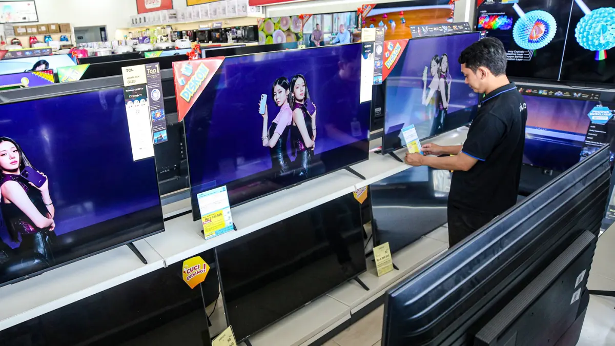 Pekerja menata produk elektronik di salah satu gerai elektronik di Jakarta, Kamis (16/7/2026). (Salman Toyibi/Jawa Pos)