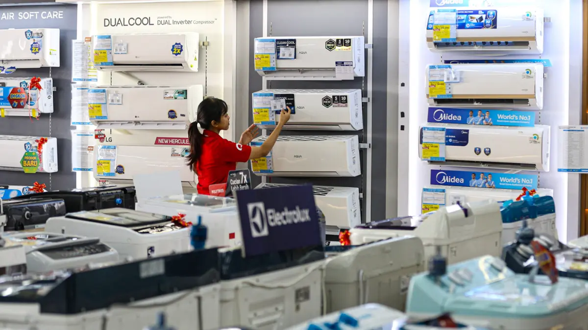 Pekerja menata produk elektronik di salah satu gerai elektronik di Jakarta, Kamis (16/7/2026). (Salman Toyibi/Jawa Pos)