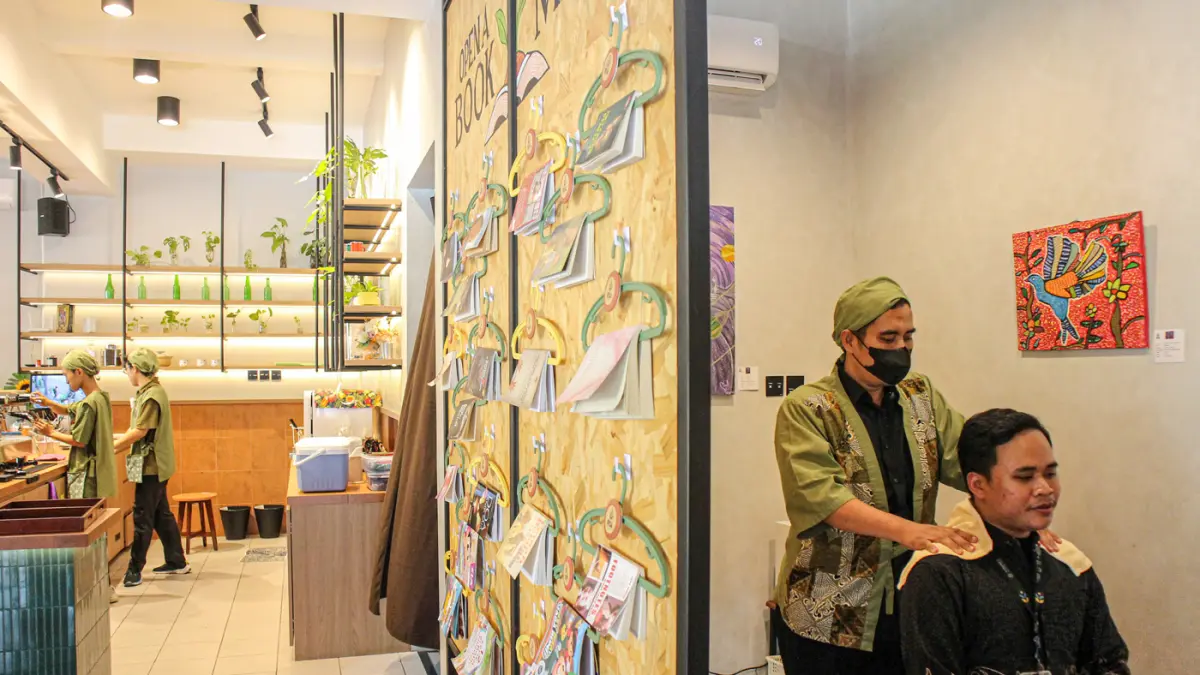Pengunjung cafe mencoba jasa pijat tradisional di Bisa Cafe, Kota Tangerang, Kamis (16/07/2026). (Hanung Hambara/ Jawa Pos)