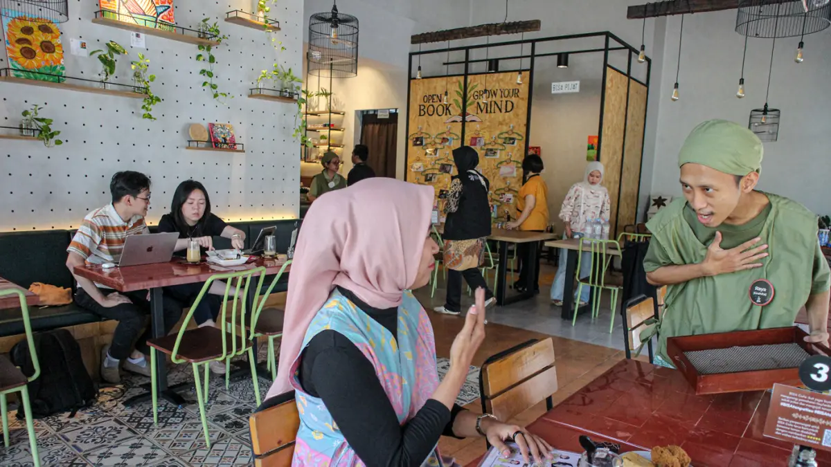 Sejumlah karyawan disabilitas melayani pelanggan di Bisa Cafe, Kota Tangerang, Kamis (16/07/2026). (Hanung Hambara/ Jawa Pos)