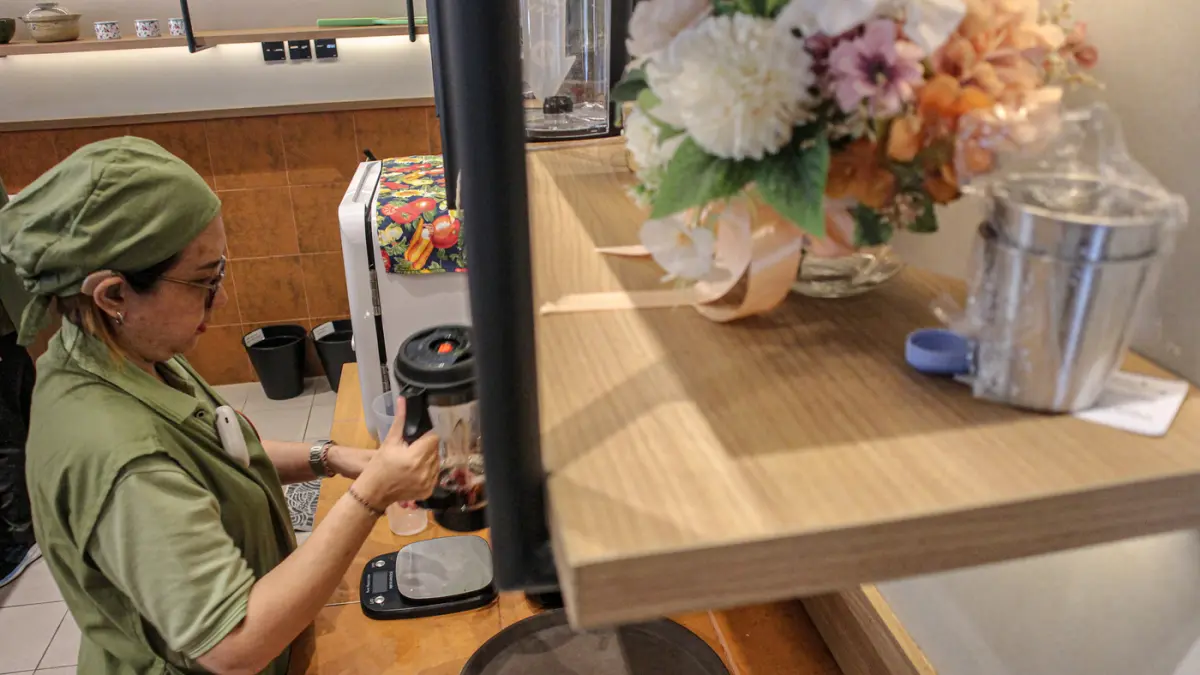 Sejumlah karyawan disabilitas melayani pelanggan di Bisa Cafe, Kota Tangerang, Kamis (16/07/2026). (Hanung Hambara/ Jawa Pos)