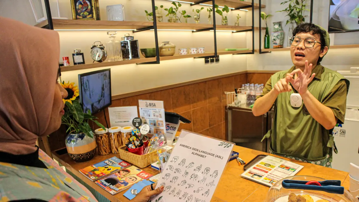 Sejumlah karyawan disabilitas melayani pelanggan di Bisa Cafe, Kota Tangerang, Kamis (16/07/2026). (Hanung Hambara/ Jawa Pos)