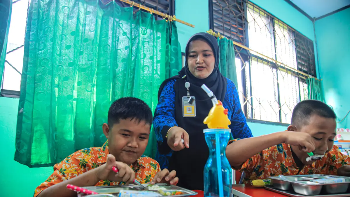 Sejumlah siswa menyantap makanan MBG saat kunjungan ke Sekolah Khusus Negeri 01 Balaraja dalam pelaksanaan Program MBG CSR Swasta Grab–OVO, Kamis (16/07/2026). (Hanung Hambara/ Jawa Pos)