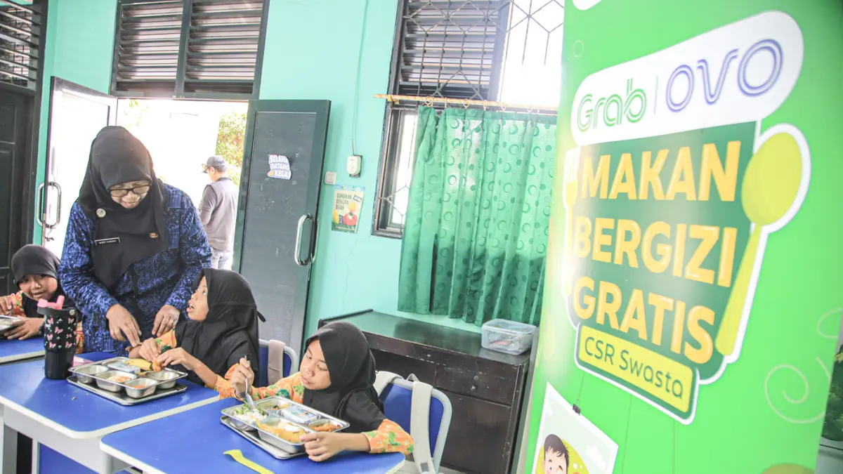 Sejumlah siswa menyantap makanan MBG saat kunjungan ke Sekolah Khusus Negeri 01 Balaraja dalam pelaksanaan Program MBG CSR Swasta Grab–OVO, Kamis (16/07/2026). (Hanung Hambara/ Jawa Pos)