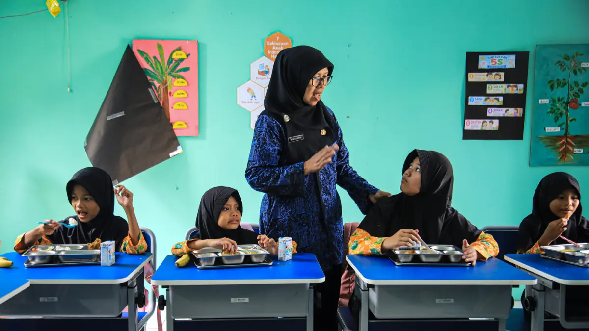 Sejumlah siswa menyantap makanan MBG saat kunjungan ke Sekolah Khusus Negeri 01 Balaraja dalam pelaksanaan Program MBG CSR Swasta Grab–OVO, Kamis (16/07/2026). (Hanung Hambara/ Jawa Pos)