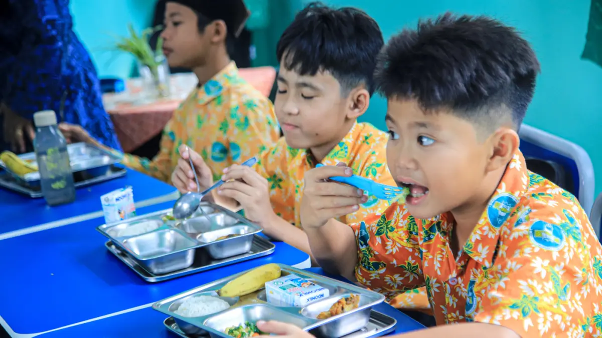 Sejumlah siswa menyantap makanan MBG saat kunjungan ke Sekolah Khusus Negeri 01 Balaraja dalam pelaksanaan Program MBG CSR Swasta Grab–OVO, Kamis (16/07/2026). (Hanung Hambara/ Jawa Pos)