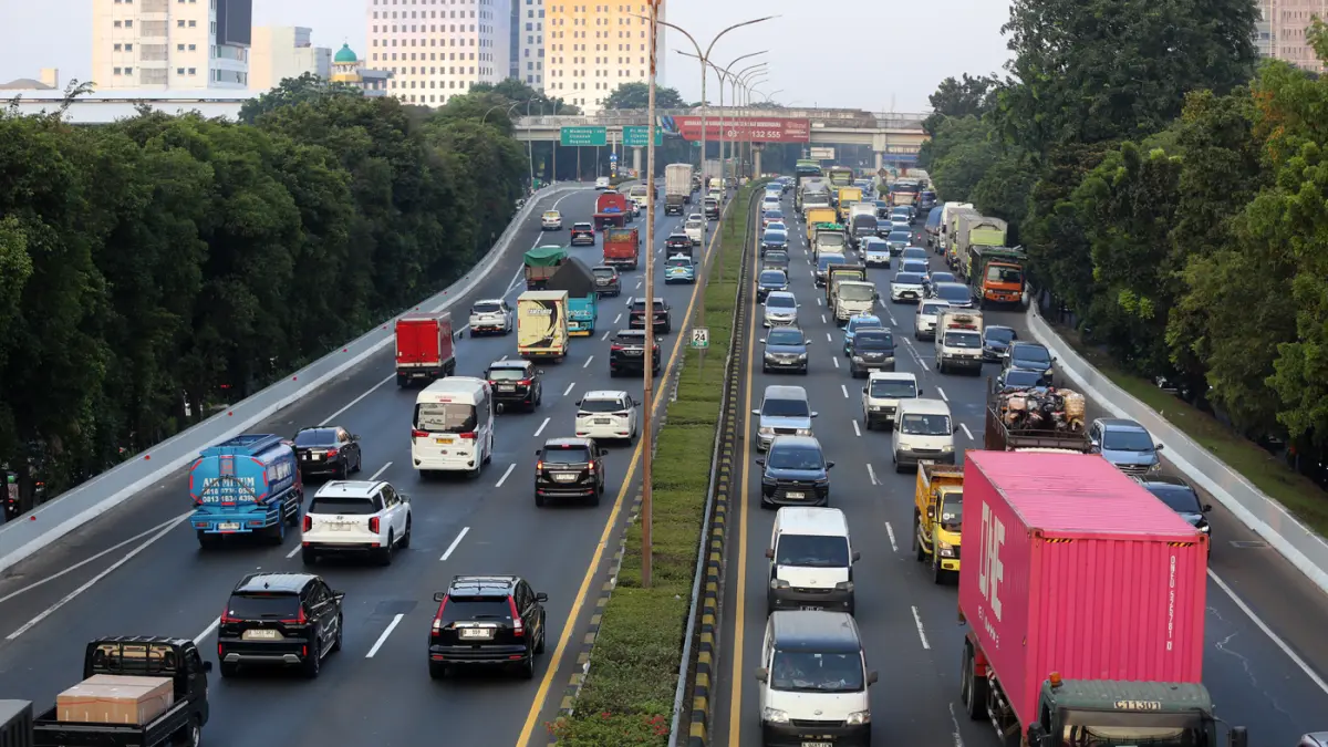 Sejumlah truk ODOL (Over Dimension Over Load) saat melintas di Jalan Tol JORR (Jakarta Outer Ring Road) ruas Cilandak, Jakarta, Rabu (15/7/2026). (Dery Ridwansah/ JawaPos.com)