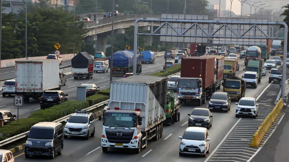 Sejumlah truk ODOL (Over Dimension Over Load) saat melintas di Jalan Tol JORR (Jakarta Outer Ring Road) ruas Cilandak, Jakarta, Rabu (15/7/2026). (Dery Ridwansah/ JawaPos.com)