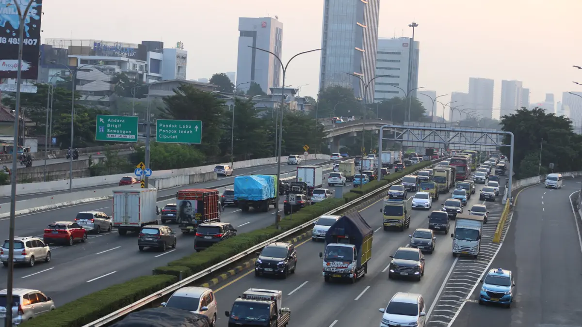 Sejumlah truk ODOL (Over Dimension Over Load) saat melintas di Jalan Tol JORR (Jakarta Outer Ring Road) ruas Cilandak, Jakarta, Rabu (15/7/2026). (Dery Ridwansah/ JawaPos.com)