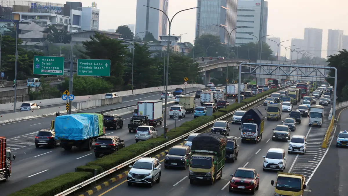 Sejumlah truk ODOL (Over Dimension Over Load) saat melintas di Jalan Tol JORR (Jakarta Outer Ring Road) ruas Cilandak, Jakarta, Rabu (15/7/2026). (Dery Ridwansah/ JawaPos.com)