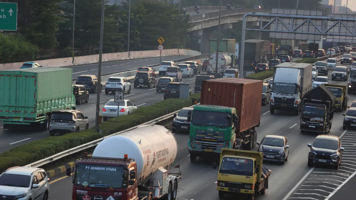 Sejumlah truk ODOL (Over Dimension Over Load) saat melintas di Jalan Tol JORR (Jakarta Outer Ring Road) ruas Cilandak, Jakarta, Rabu (15/7/2026). (Dery Ridwansah/ JawaPos.com)
