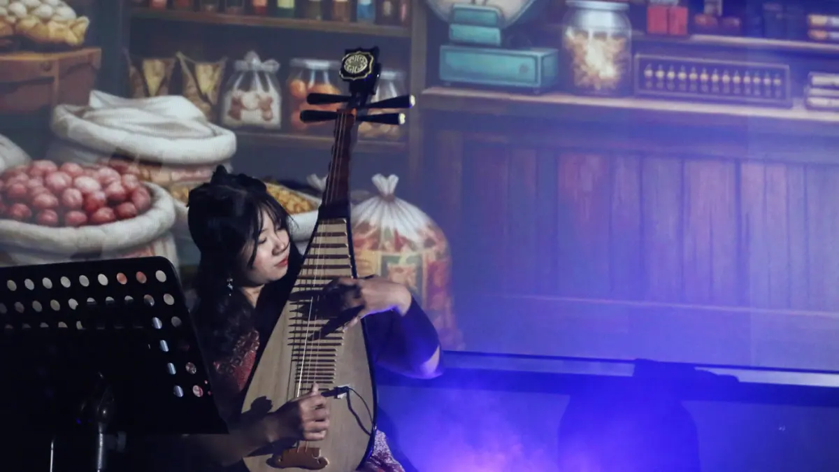 Tania Mahani memetik pipa yang menjadi pelengkap nuansa oriental dalam peluncuran mini album WIC: Waktu Indonesia Cin(t)a.di Gedung Thomas Aquinas,Universitas Katolik Soegijapranata,Kota Semarang,Jawa TengahRabu (15/7/2026)