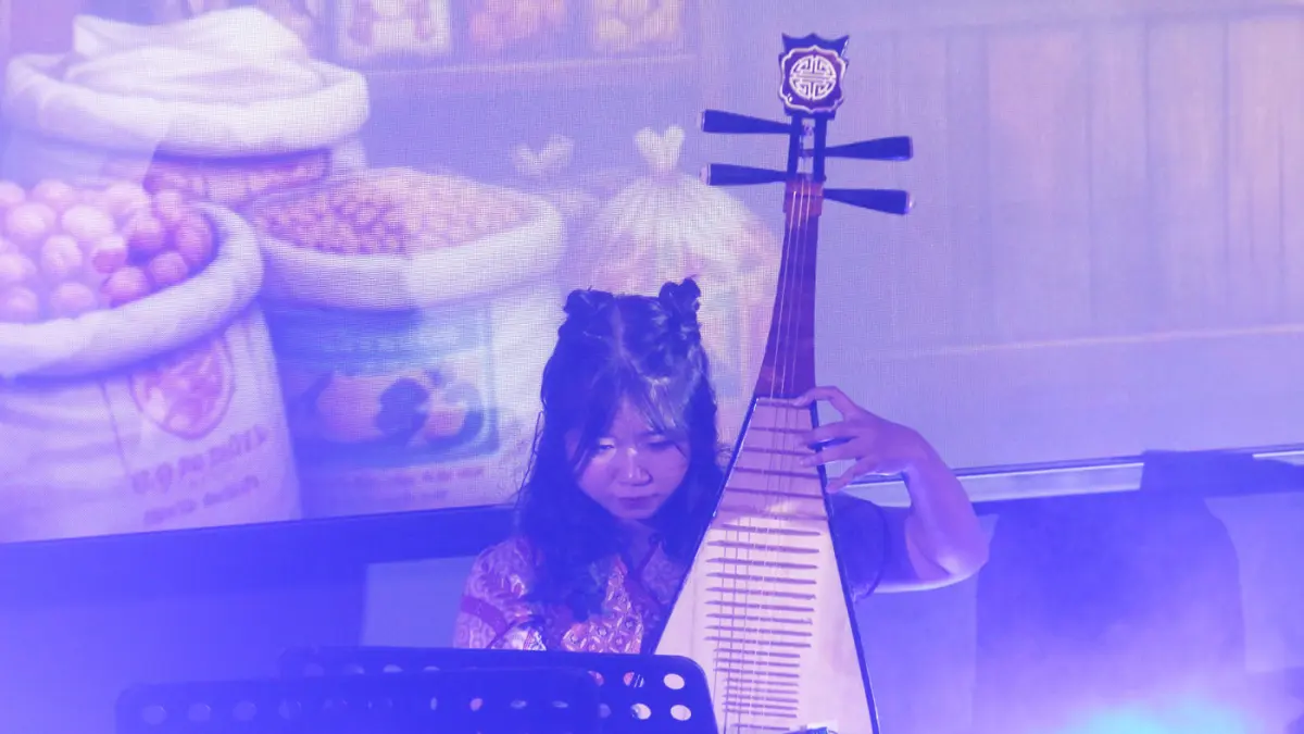 Tania Mahani memetik pipa yang menjadi pelengkap nuansa oriental dalam peluncuran mini album WIC: Waktu Indonesia Cin(t)a.di Gedung Thomas Aquinas,Universitas Katolik Soegijapranata,Kota Semarang,Jawa TengahRabu (15/7/2026)