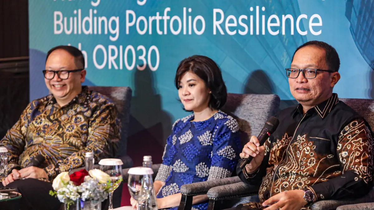 ASEAN Economist UOB Enrico Tanuwidjaja (kiri) bersama Head of Deposit & Wealth Management UOB Indonesia Emillya Soesanto (tengah) dan Analis Keuangan Negara Ahli Madya sekaligus Ketua Tim Pengembangan dan Pendalaman Pasar Surat Utang Negara (SUN) DJPPR Ke