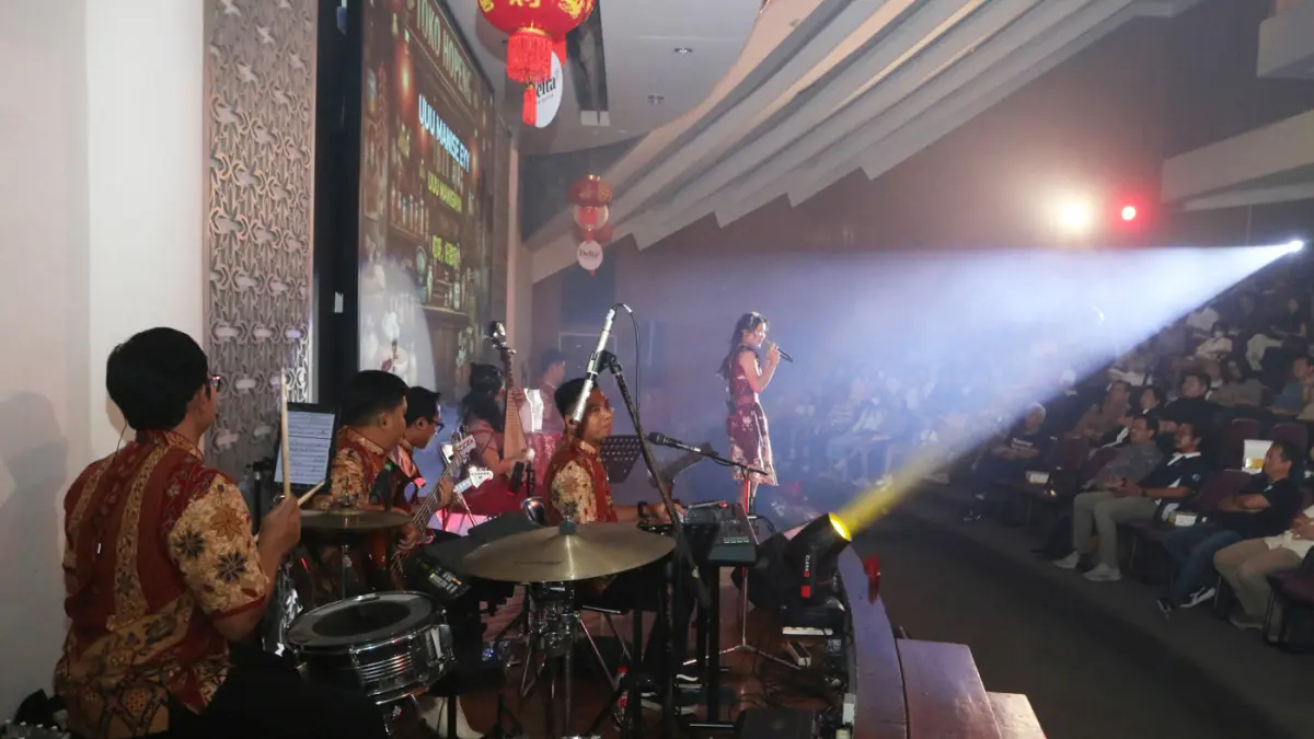 Vokalis Sianne Aw menyapa penonton saat peluncuran Toko Hopeng mini album perdana WIC: Waktu Indonesia Cin(t)a,Di Gedung Thomas Aquinas,Universitas Katolik Soegijapranata,Kota Semarang,Jawa Tengah Rabu (15/7)