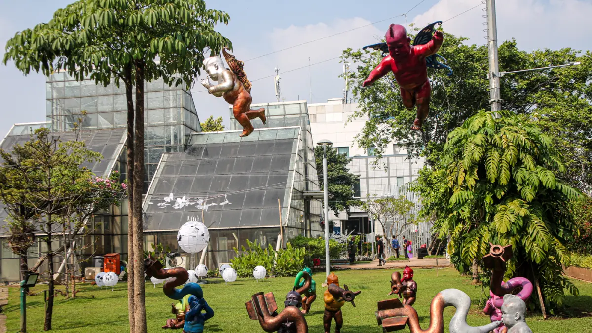 Warga beraktivitas di antara instalasi karya seni Jakarta Provoke! di Taman Menteng, Jakarta, Jumat (17/07/2026). Pameran ruang publik tersebut menghadirkan karya kolektif sebanyak 25 karya dari 25 perupa dan kurator yang menyoroti dinamika perkotaan Jaka