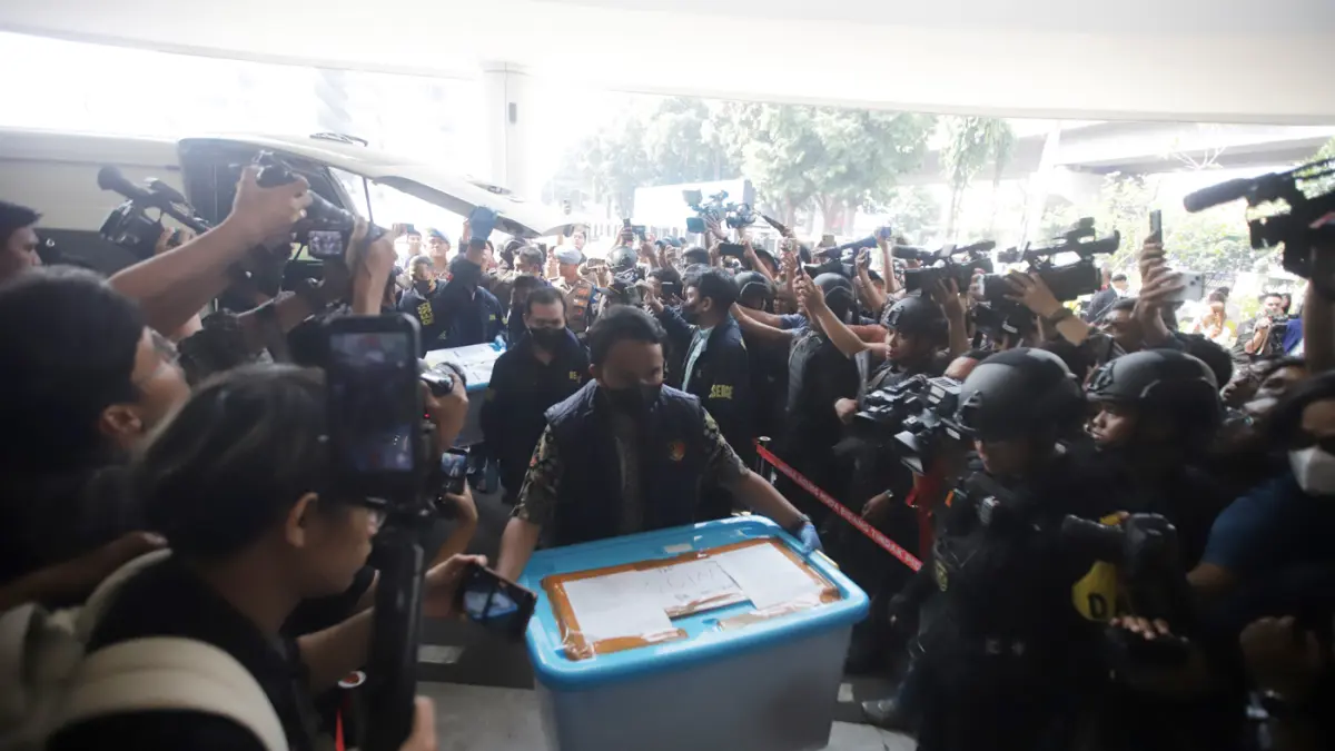 Barang bukti kasus dugaan korupsi Tindak Pidana Pencucian uang (TPPU) saat tiba di Gedung Jampidsus Kejaksaan Agung, Jakarta, Jumat (17/7/2026). (Dery Ridwansah/ JawaPos.com)