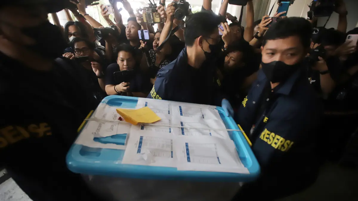 Barang bukti kasus dugaan korupsi Tindak Pidana Pencucian uang (TPPU) saat tiba di Gedung Jampidsus Kejaksaan Agung, Jakarta, Jumat (17/7/2026). (Dery Ridwansah/ JawaPos.com)