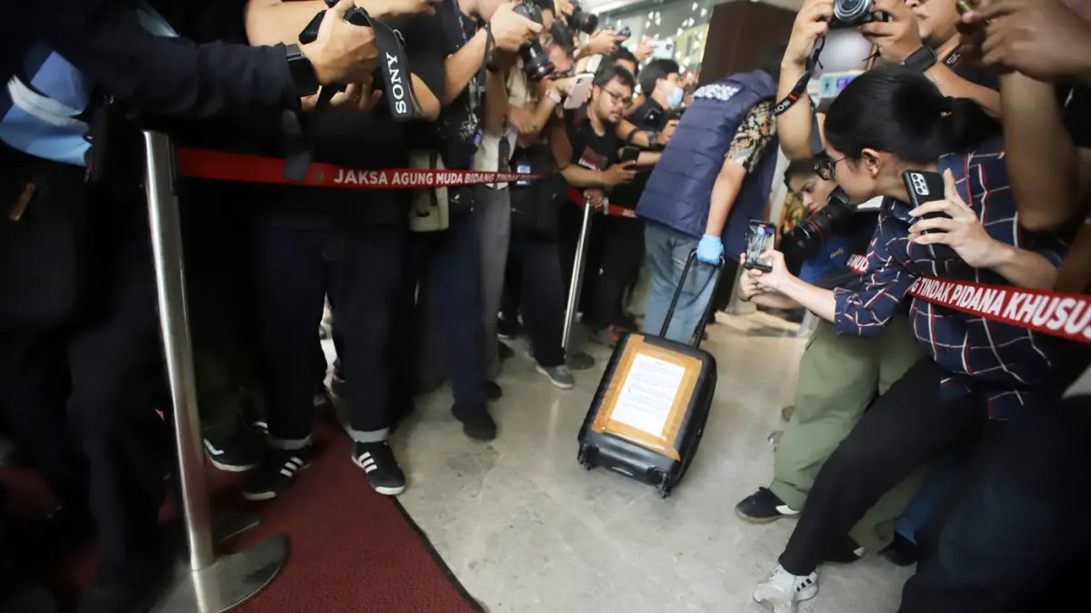 Barang bukti kasus dugaan korupsi Tindak Pidana Pencucian uang (TPPU) saat tiba di Gedung Jampidsus Kejaksaan Agung, Jakarta, Jumat (17/7/2026). (Dery Ridwansah/ JawaPos.com)