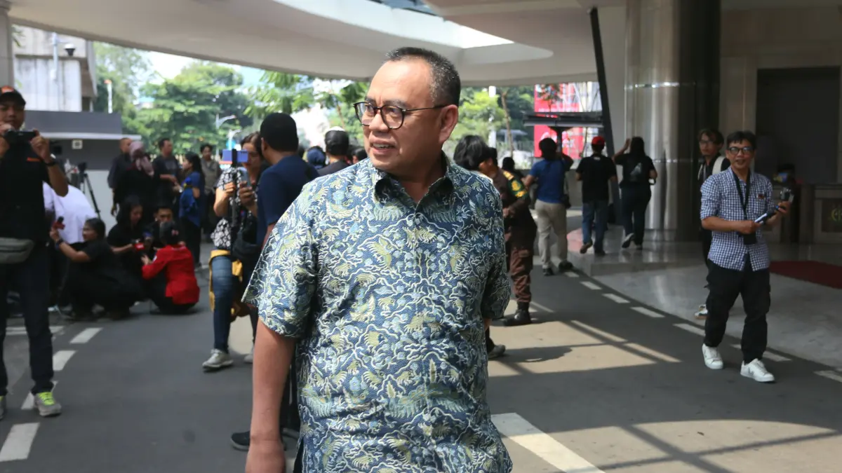 Mantan Menteri Energi dan Sumber Daya Mineral (ESDM) Sudirman Said usai menjalani pemeriksaan sebagai saksi di Gedung Jaksa Agung Muda Tindak Pidana Khusus (Jampidsus) Kejaksaan Agung, Jakarta, Jumat (17/7/2026). (Dery Ridwansah/ JawaPos.com)
