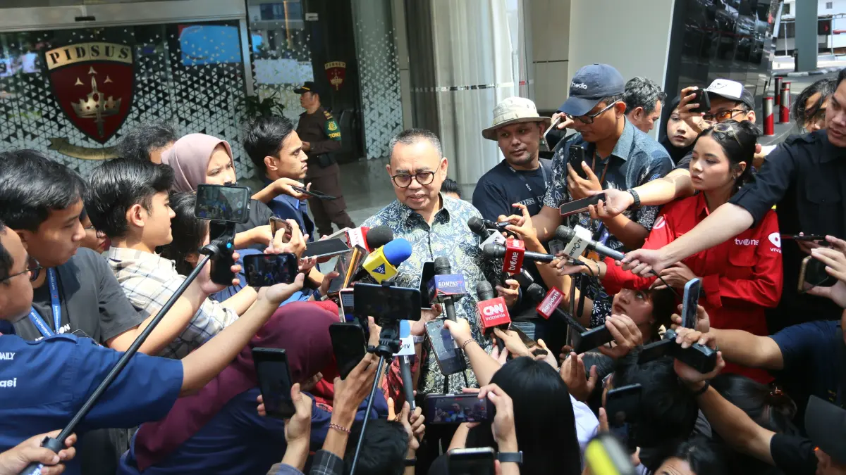 Mantan Menteri Energi dan Sumber Daya Mineral (ESDM) Sudirman Said usai menjalani pemeriksaan sebagai saksi di Gedung Jaksa Agung Muda Tindak Pidana Khusus (Jampidsus) Kejaksaan Agung, Jakarta, Jumat (17/7/2026). (Dery Ridwansah/ JawaPos.com)