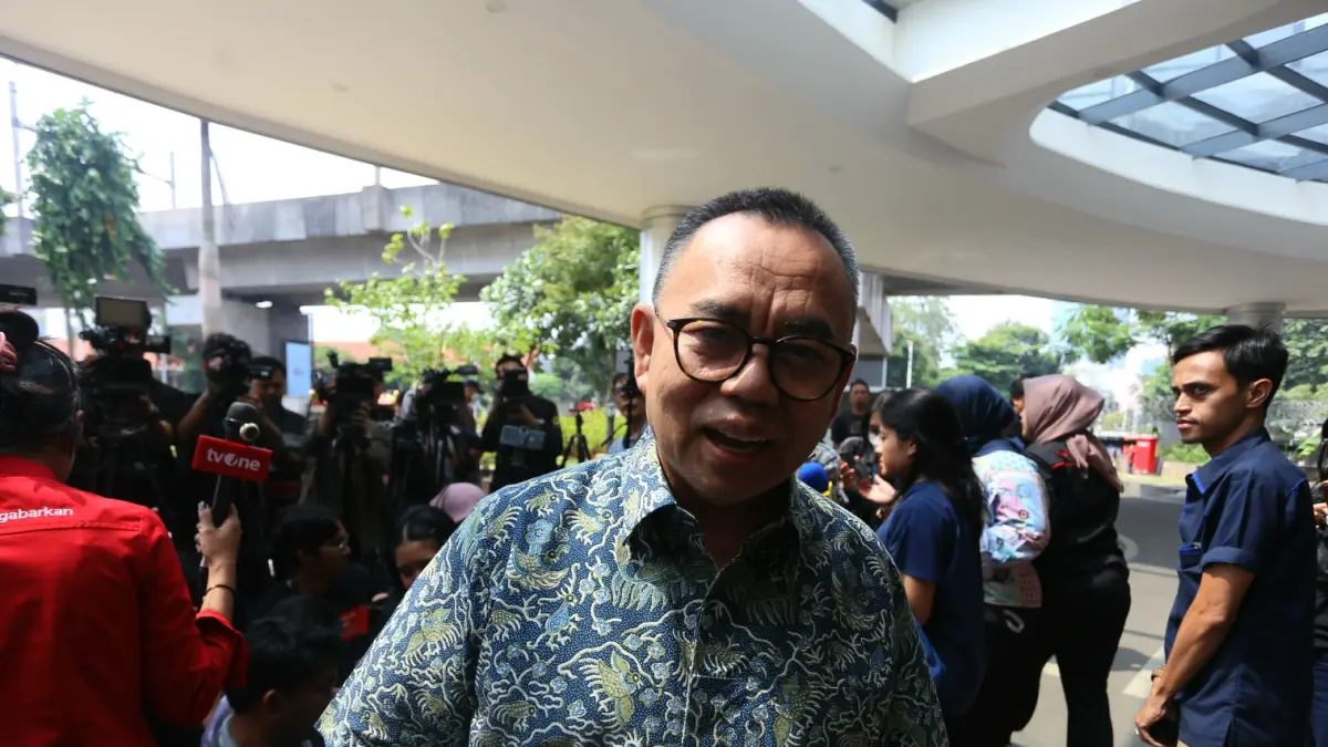 Mantan Menteri Energi dan Sumber Daya Mineral (ESDM) Sudirman Said usai menjalani pemeriksaan sebagai saksi di Gedung Jaksa Agung Muda Tindak Pidana Khusus (Jampidsus) Kejaksaan Agung, Jakarta, Jumat (17/7/2026). (Dery Ridwansah/ JawaPos.com)