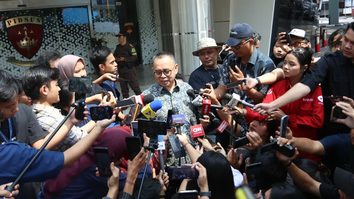 Mantan Menteri Energi dan Sumber Daya Mineral (ESDM) Sudirman Said usai menjalani pemeriksaan sebagai saksi di Gedung Jaksa Agung Muda Tindak Pidana Khusus (Jampidsus) Kejaksaan Agung, Jakarta, Jumat (17/7/2026). (Dery Ridwansah/ JawaPos.com)