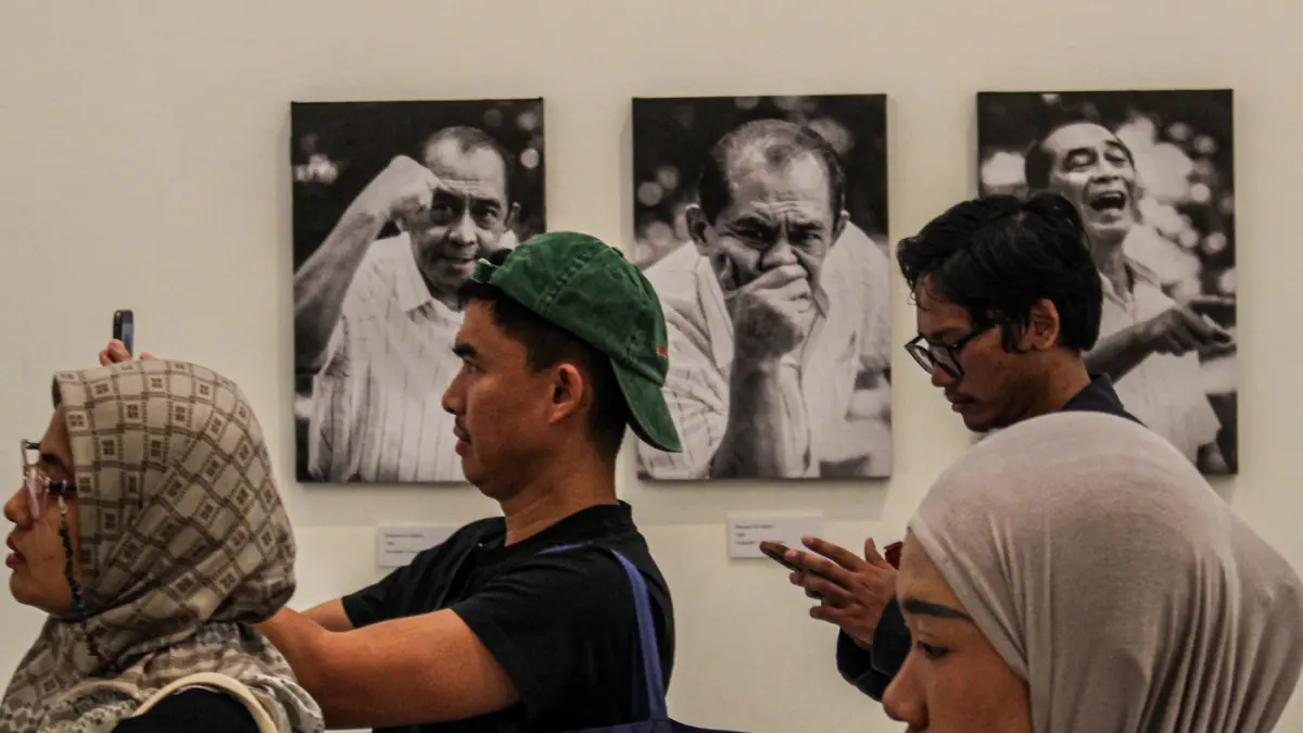 Pengunjung mengamati sejumlah arsip pada Pameran Peringatan 100 tahun Ali Sadikin di Taman Ismail Marzuki, Jakarta, Jumat(10/07/2026). (Hanung Hambara/Jawa Pos)
