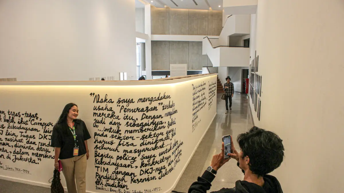 Pengunjung mengamati sejumlah arsip pada Pameran Peringatan 100 tahun Ali Sadikin di Taman Ismail Marzuki, Jakarta, Jumat(10/07/2026). (Hanung Hambara/Jawa Pos)